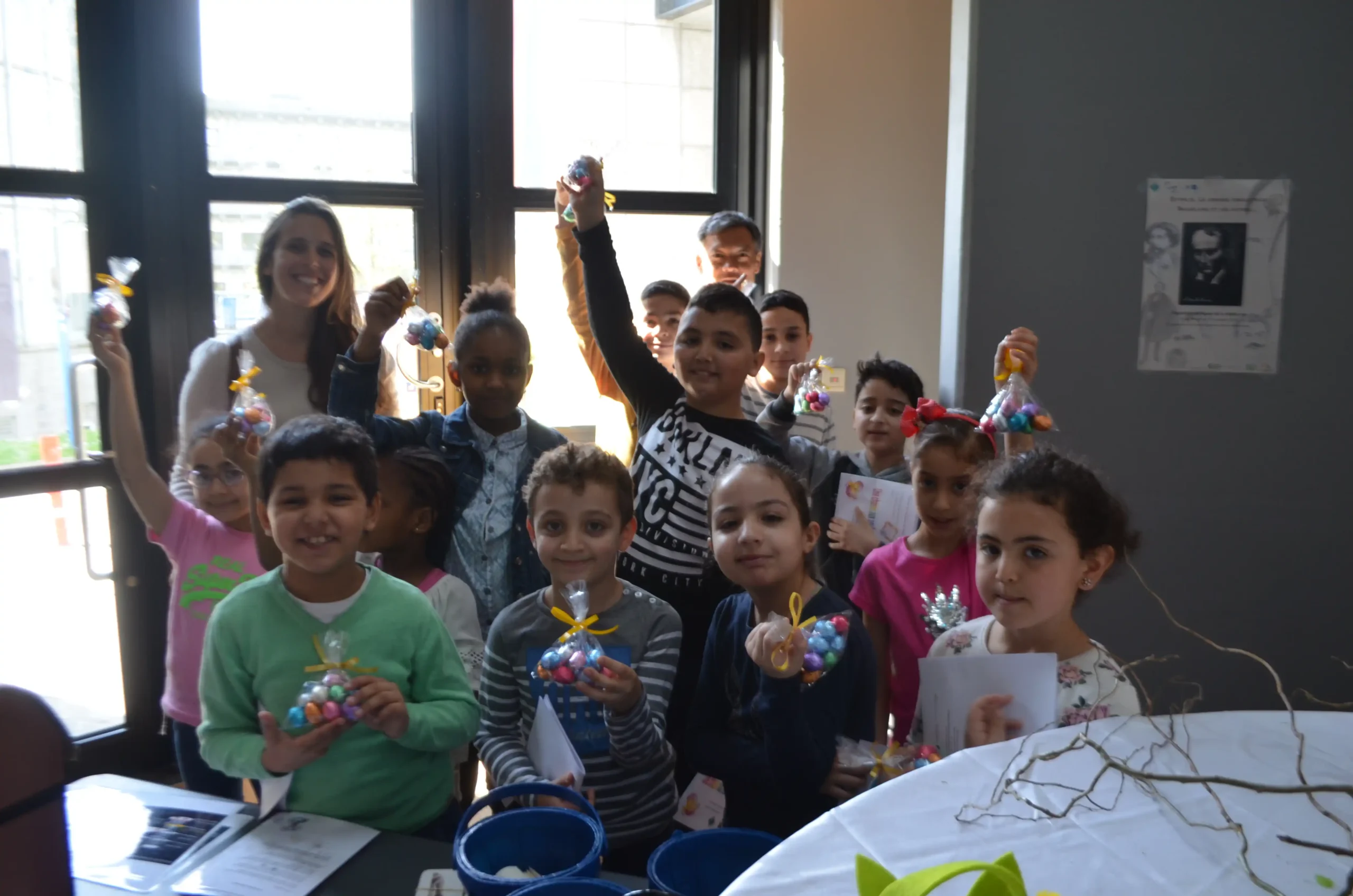 Un groupe d'enfants souriants, Ils tiennent dans leurs mains des oeufs colorés